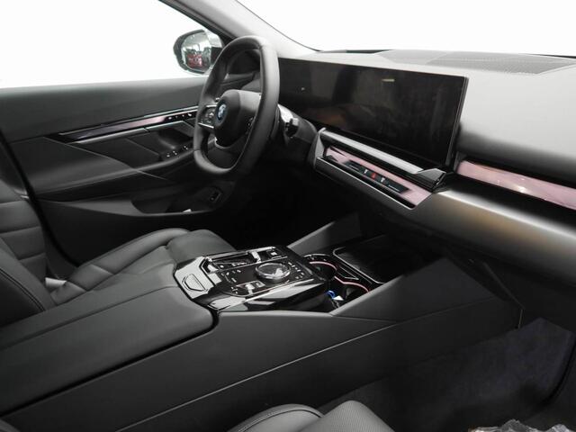 BMW 5-SERIE 530e | Comfort zetels | Trekhaak | Harman/kardon | 4 zone airco | Stoelventilatie | 4x Stoelverw. | Park. ass. Plus
