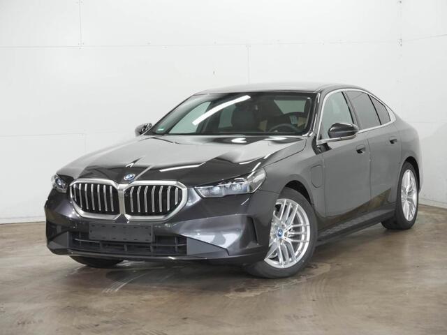 BMW 5-SERIE 530e | Comfort zetels | Trekhaak | Harman/kardon | 4 zone airco | Stoelventilatie | 4x Stoelverw. | Park. ass. Plus