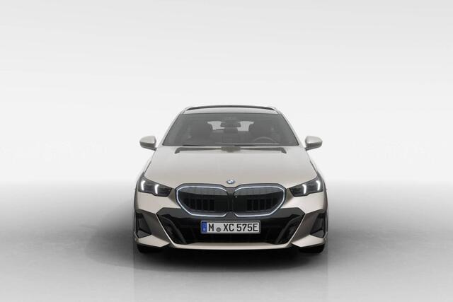 BMW 5-SERIE Touring 530e M Sport Edition | M Sport Pro | Innovation Pack | Travel Pack | Comfort Pack | Trekhaak