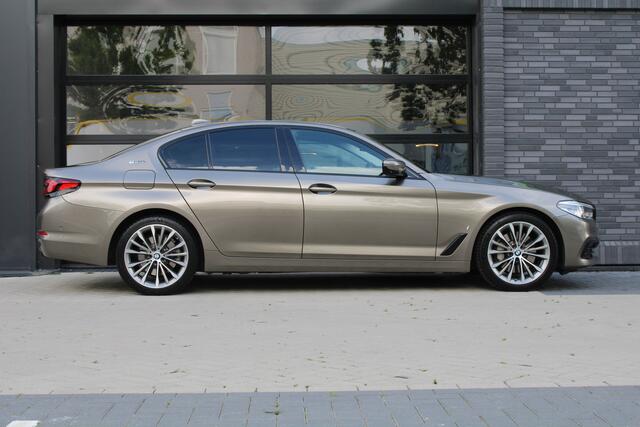 BMW 5-SERIE 530e iPerformance High Executive | DEALER ONDR | 360 | HUD | DODE HOEK | SFEERVERLICHTING |