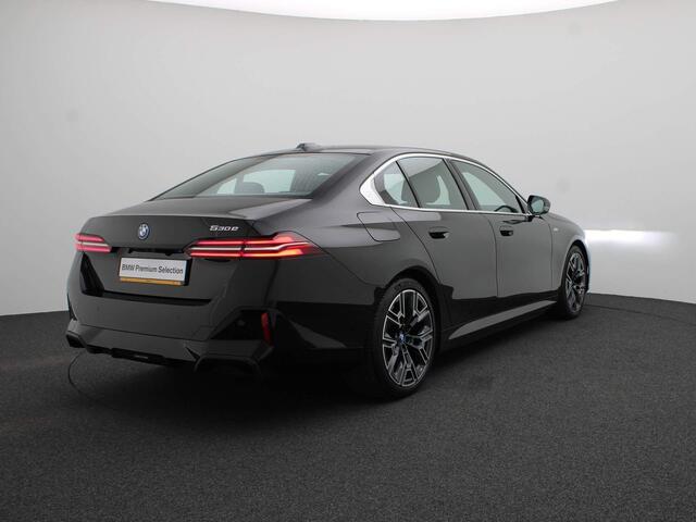 BMW 5-SERIE Sedan 530e M Sportpakket | Innovation Pack | Travel Pack | Comfort Pack| Stuurwielrand Verwarmd | Trekhaak | Panoramadak | 4-zone airconditioning | Driving Assistant Plus | Harman Kardon