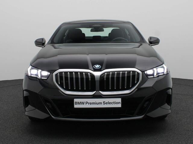 BMW 5-SERIE Sedan 530e M Sportpakket | Innovation Pack | Travel Pack | Comfort Pack| Stuurwielrand Verwarmd | Trekhaak | Panoramadak | 4-zone airconditioning | Driving Assistant Plus | Harman Kardon