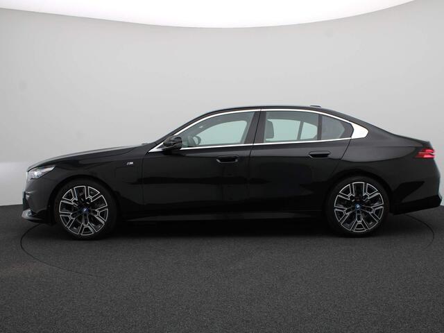 BMW 5-SERIE Sedan 530e M Sportpakket | Innovation Pack | Travel Pack | Comfort Pack| Stuurwielrand Verwarmd | Trekhaak | Panoramadak | 4-zone airconditioning | Driving Assistant Plus | Harman Kardon