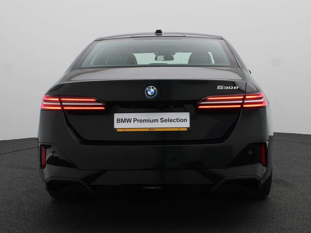 BMW 5-SERIE Sedan 530e M Sportpakket | Innovation Pack | Travel Pack | Comfort Pack| Stuurwielrand Verwarmd | Trekhaak | Panoramadak | 4-zone airconditioning | Driving Assistant Plus | Harman Kardon