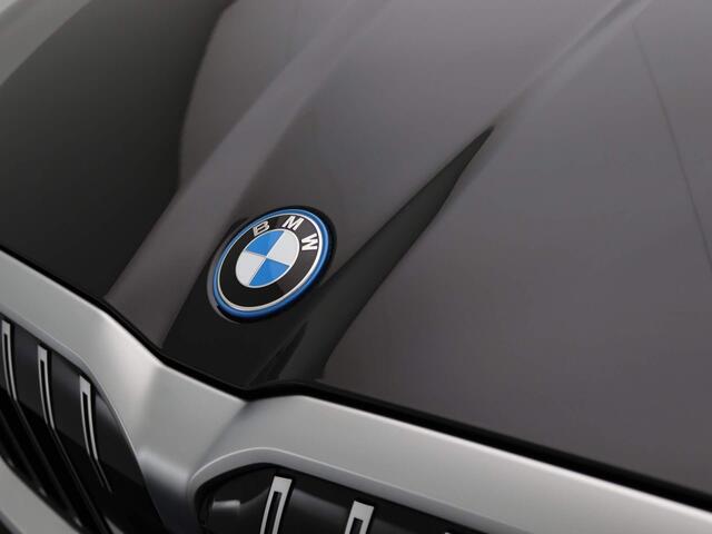 BMW 5-SERIE Sedan 530e M Sportpakket | Innovation Pack | Travel Pack | Comfort Pack| Stuurwielrand Verwarmd | Trekhaak | Panoramadak | 4-zone airconditioning | Driving Assistant Plus | Harman Kardon