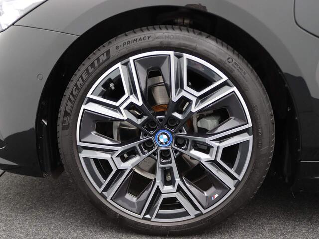 BMW 5-SERIE Sedan 530e M Sportpakket | Innovation Pack | Travel Pack | Comfort Pack| Stuurwielrand Verwarmd | Trekhaak | Panoramadak | 4-zone airconditioning | Driving Assistant Plus | Harman Kardon