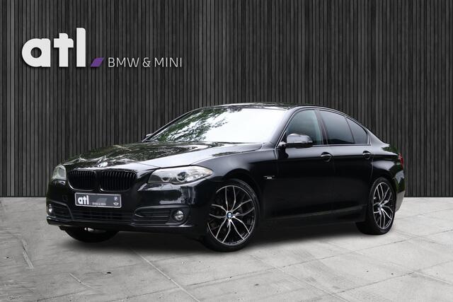 BMW 5-SERIE 520i Luxury Edition Nederlandse auto, Afneembare trekhaak, Comfortstoelen met geheugen, Navigatie professional, Achteruitrijcamera, Automatische Airco, Stoelverwarming, etc.