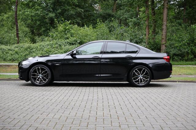 BMW 5-SERIE 520i Luxury Edition Nederlandse auto, Afneembare trekhaak, Comfortstoelen met geheugen, Navigatie professional, Achteruitrijcamera, Automatische Airco, Stoelverwarming, etc.
