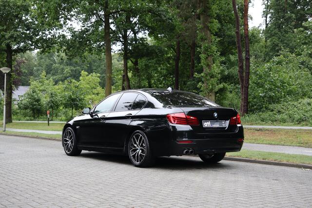 BMW 5-SERIE 520i Luxury Edition Nederlandse auto, Afneembare trekhaak, Comfortstoelen met geheugen, Navigatie professional, Achteruitrijcamera, Automatische Airco, Stoelverwarming, etc.