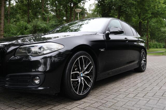 BMW 5-SERIE 520i Luxury Edition Nederlandse auto, Afneembare trekhaak, Comfortstoelen met geheugen, Navigatie professional, Achteruitrijcamera, Automatische Airco, Stoelverwarming, etc.