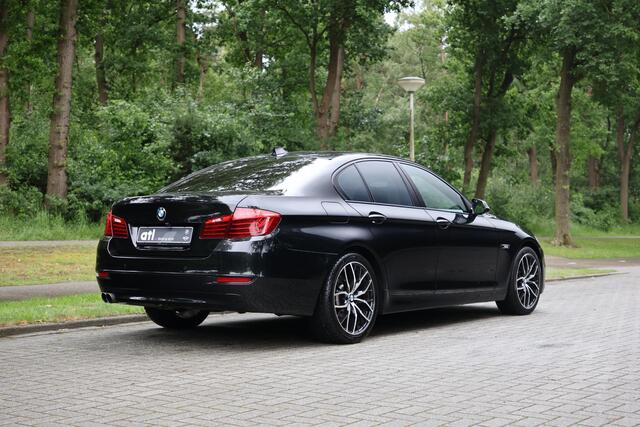 BMW 5-SERIE 520i Luxury Edition Nederlandse auto, Afneembare trekhaak, Comfortstoelen met geheugen, Navigatie professional, Achteruitrijcamera, Automatische Airco, Stoelverwarming, etc.