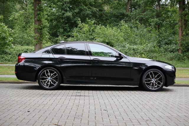 BMW 5-SERIE 520i Luxury Edition Nederlandse auto, Afneembare trekhaak, Comfortstoelen met geheugen, Navigatie professional, Achteruitrijcamera, Automatische Airco, Stoelverwarming, etc.