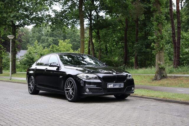 BMW 5-SERIE 520i Luxury Edition Nederlandse auto, Afneembare trekhaak, Comfortstoelen met geheugen, Navigatie professional, Achteruitrijcamera, Automatische Airco, Stoelverwarming, etc.