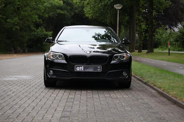 BMW 5-SERIE 520i Luxury Edition Nederlandse auto, Afneembare trekhaak, Comfortstoelen met geheugen, Navigatie professional, Achteruitrijcamera, Automatische Airco, Stoelverwarming, etc.