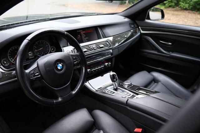 BMW 5-SERIE 520i Luxury Edition Nederlandse auto, Afneembare trekhaak, Comfortstoelen met geheugen, Navigatie professional, Achteruitrijcamera, Automatische Airco, Stoelverwarming, etc.