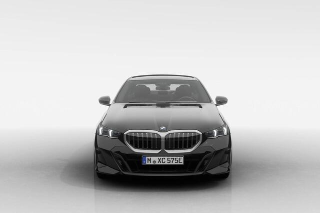 BMW 5-SERIE Sedan 530e M Sport Edition Innovation Pack | Travel Pack | Comfort Pack | Trekhaak