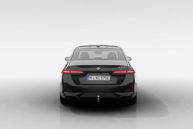 BMW 5-SERIE Sedan 530e M Sport Edition Innovation Pack | Travel Pack | Comfort Pack | Trekhaak