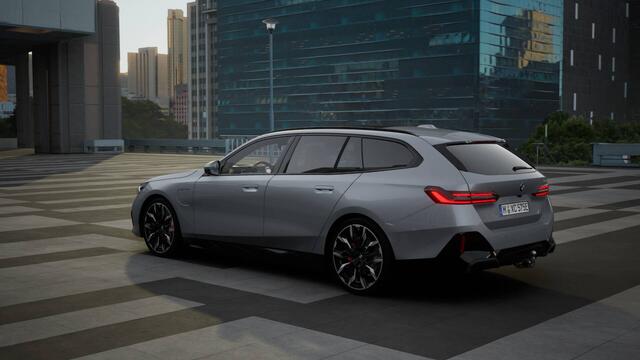 BMW 5-SERIE Touring 530e M Sport Automaat / Panoramadak / Trekhaak / Bowers & Wilkins / M Multifunctionele Stoelen / Adaptieve LED / Parking Assistant Plus / Stuurverwarming