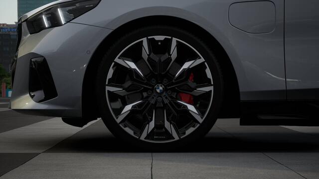 BMW 5-SERIE Touring 530e M Sport Automaat / Panoramadak / Trekhaak / Bowers & Wilkins / M Multifunctionele Stoelen / Adaptieve LED / Parking Assistant Plus / Stuurverwarming