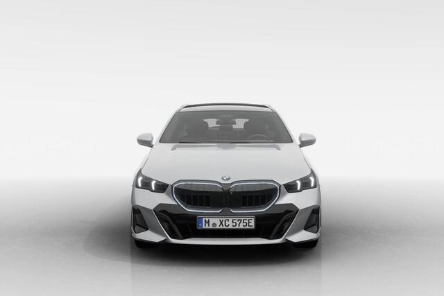 BMW 5-SERIE Touring 530e M Sport Edition | M Sport Pro | Innovation Pack | Travel Pack | Comfort Pack | Trekhaak