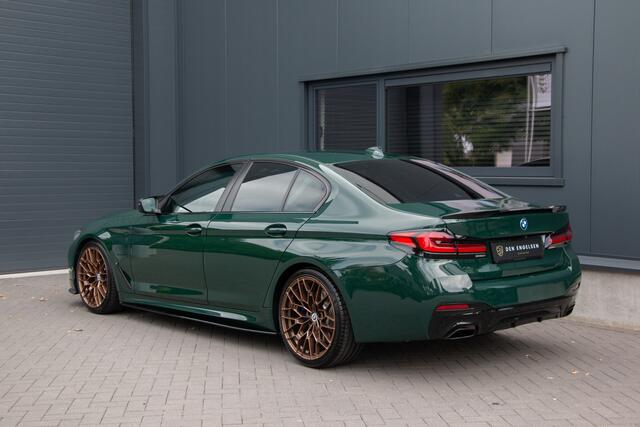 BMW 5-SERIE 545e 394PK xDrive M-Sport | ACC | 360 Cam | Comfortstoelen | Driving Assisted Professional | Pano | Head Up | Lane & Side Assist | 20"| Memory | Led Koplampen | Dab+ | Alarmsysteem | Active Guard | Sfeerverlichting | Memory | Individual British Racing Gre