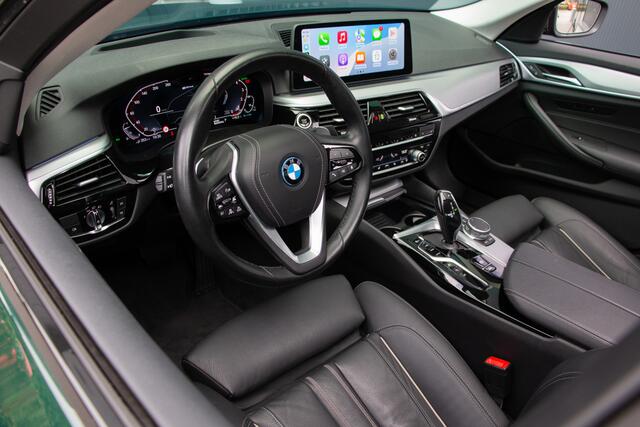 BMW 5-SERIE 545e 394PK xDrive M-Sport | ACC | 360 Cam | Comfortstoelen | Driving Assisted Professional | Pano | Head Up | Lane & Side Assist | 20"| Memory | Led Koplampen | Dab+ | Alarmsysteem | Active Guard | Sfeerverlichting | Memory | Individual British Racing Gre