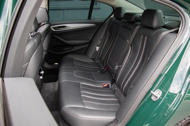 BMW 5-SERIE 545e 394PK xDrive M-Sport | ACC | 360 Cam | Comfortstoelen | Driving Assisted Professional | Pano | Head Up | Lane & Side Assist | 20"| Memory | Led Koplampen | Dab+ | Alarmsysteem | Active Guard | Sfeerverlichting | Memory | Individual British Racing Gre