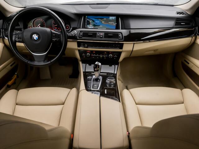 BMW 5-SERIE 535i High Executive 306Pk Automaat (VIRTUAL COCKPIT, 6 CILINDER, GROOT NAVI, MEMORY SEATS, LEDER, STOELVERWARMING, CAMERA, HARMAN/KARDON, XENON, NIEUWE APK, NIEUWSTAAT)