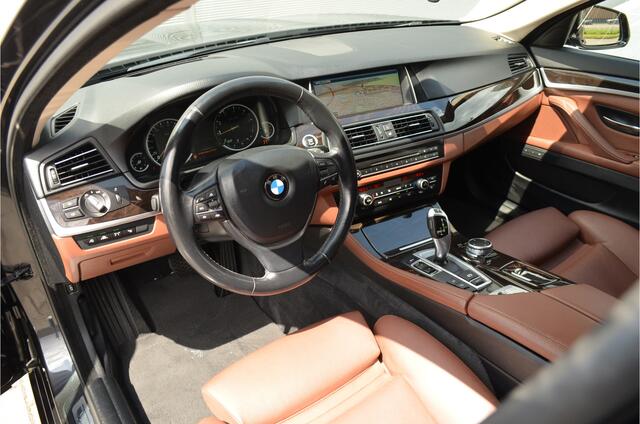 BMW 5-SERIE Touring 520I LUXURY EDITION | LUCHTVERING | ELECTR. + MEMORY STOELEN | HEAD UP | CAMERA | ELECT. TREKHAAK | VOL LEER | ALL IN RIJKLAARPRIJS