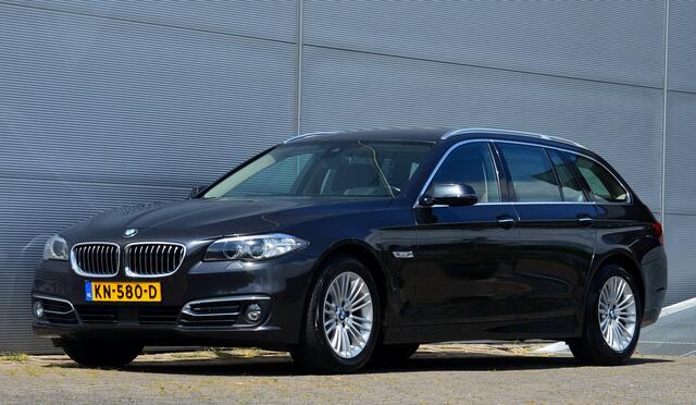 BMW 5-SERIE Touring 520I LUXURY EDITION | LUCHTVERING | ELECTR. + MEMORY STOELEN | HEAD UP | CAMERA | ELECT. TREKHAAK | VOL LEER | ALL IN RIJKLAARPRIJS