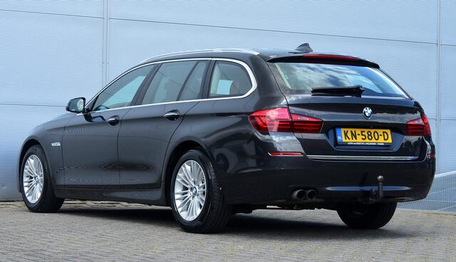 BMW 5-SERIE Touring 520I LUXURY EDITION | LUCHTVERING | ELECTR. + MEMORY STOELEN | HEAD UP | CAMERA | ELECT. TREKHAAK | VOL LEER | ALL IN RIJKLAARPRIJS