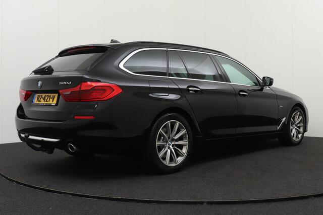 BMW 5-SERIE Touring 520d Luxury Line Trekhaak Leder-Sportstoelen 18'LMV