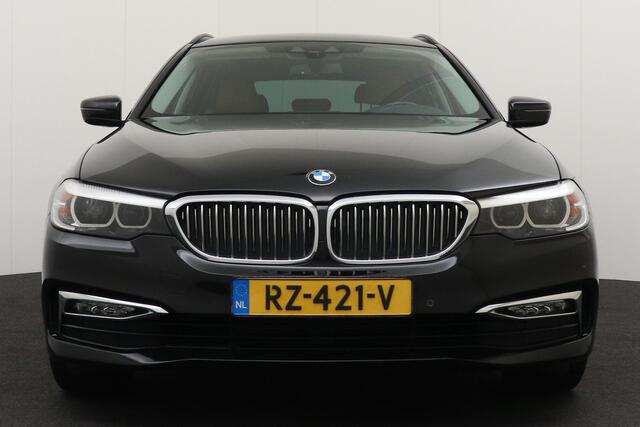 BMW 5-SERIE Touring 520d Luxury Line Trekhaak Leder-Sportstoelen 18'LMV