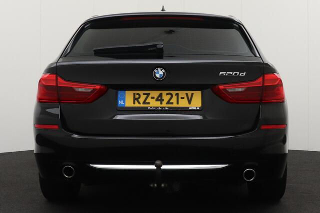 BMW 5-SERIE Touring 520d Luxury Line Trekhaak Leder-Sportstoelen 18'LMV
