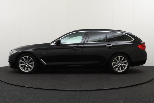 BMW 5-SERIE Touring 520d Luxury Line Trekhaak Leder-Sportstoelen 18'LMV