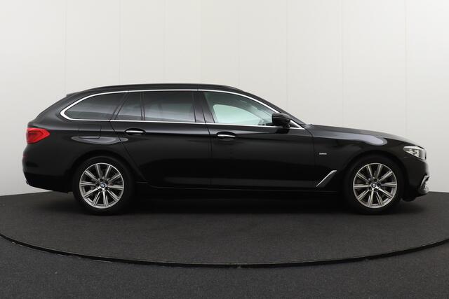BMW 5-SERIE Touring 520d Luxury Line Trekhaak Leder-Sportstoelen 18'LMV