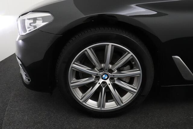 BMW 5-SERIE Touring 520d Luxury Line Trekhaak Leder-Sportstoelen 18'LMV