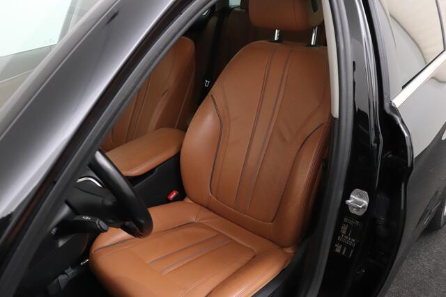 BMW 5-SERIE Touring 520d Luxury Line Trekhaak Leder-Sportstoelen 18'LMV