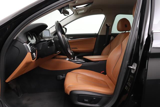 BMW 5-SERIE Touring 520d Luxury Line Trekhaak Leder-Sportstoelen 18'LMV