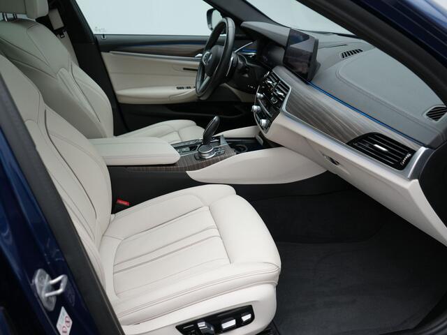 BMW 5-SERIE Touring 530e xDrive M-Sport Plug In Hybrid PHEV | Panodak | Adaptive Cruise | Harman/Kardon | Laser LED | Carplay | 360 Camera | Head Up | Electrische Lederen Sportstoelen met Geheugen | Stoel Verwarming |