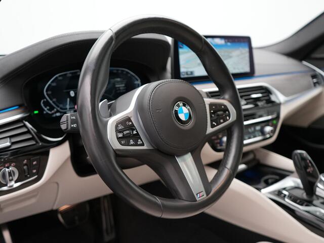 BMW 5-SERIE Touring 530e xDrive M-Sport Plug In Hybrid PHEV | Panodak | Adaptive Cruise | Harman/Kardon | Laser LED | Carplay | 360 Camera | Head Up | Electrische Lederen Sportstoelen met Geheugen | Stoel Verwarming |