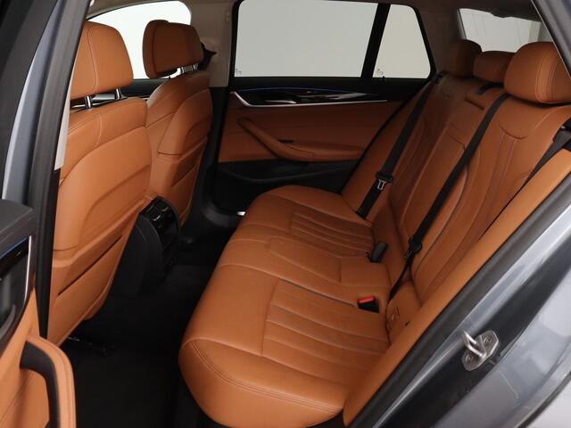 BMW 5-SERIE 520e Business Edition Plus | Adaptive cruise | 360 Camera | Luxury Line | Trekhaak | Laserlight | Leder | Stoelverwarming | Live Cockpit | Navigatie | Keyless