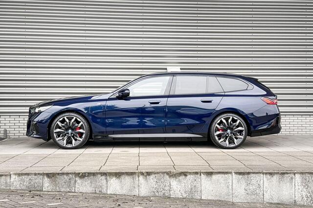BMW 5-SERIE Touring 530e M Sportpakket Pro / Innovation Pack / Travel Pack / Panoramadak / Trekhaak