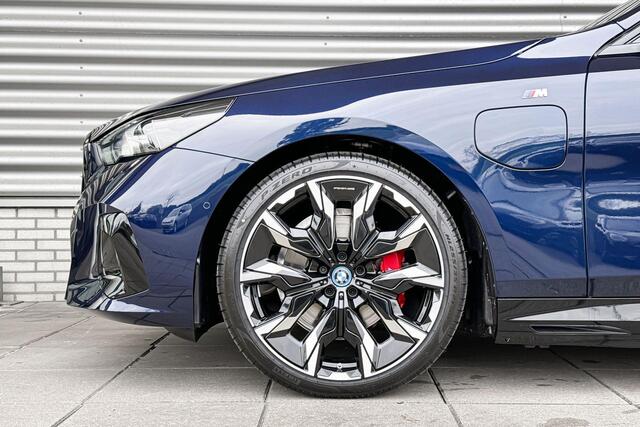 BMW 5-SERIE Touring 530e M Sportpakket Pro / Innovation Pack / Travel Pack / Panoramadak / Trekhaak