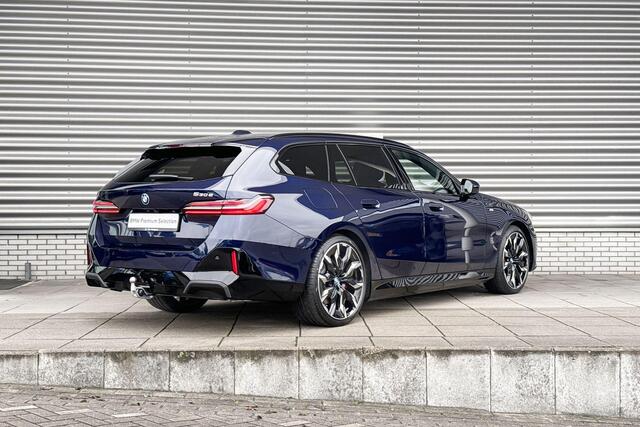 BMW 5-SERIE Touring 530e M Sportpakket Pro / Innovation Pack / Travel Pack / Panoramadak / Trekhaak