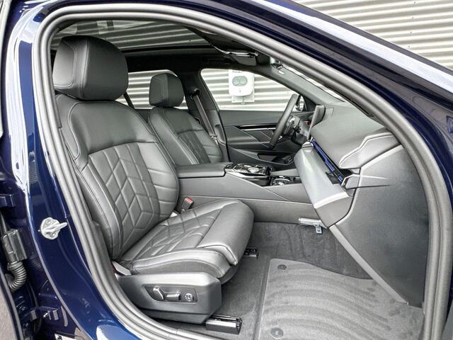 BMW 5-SERIE Touring 530e M Sportpakket Pro / Innovation Pack / Travel Pack / Panoramadak / Trekhaak