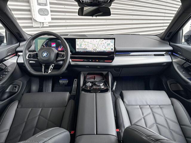 BMW 5-SERIE Touring 530e M Sportpakket Pro / Innovation Pack / Travel Pack / Panoramadak / Trekhaak