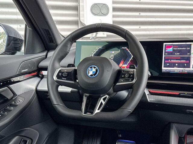 BMW 5-SERIE Touring 530e M Sportpakket Pro / Innovation Pack / Travel Pack / Panoramadak / Trekhaak