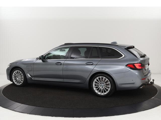 BMW 5-SERIE 530e High Executive | Panoramadak | Head-Up | Adaptive cruise | Trekhaak | Bowers & Wilkins | Leder | Stoelverwarming | 360 Camera | Carplay | Keyless | Navigatie