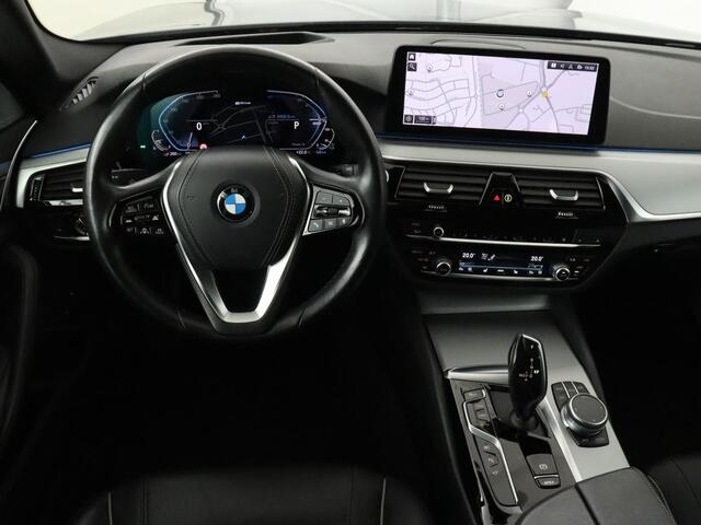 BMW 5-SERIE 530e High Executive | Panoramadak | Head-Up | Adaptive cruise | Trekhaak | Bowers & Wilkins | Leder | Stoelverwarming | 360 Camera | Carplay | Keyless | Navigatie